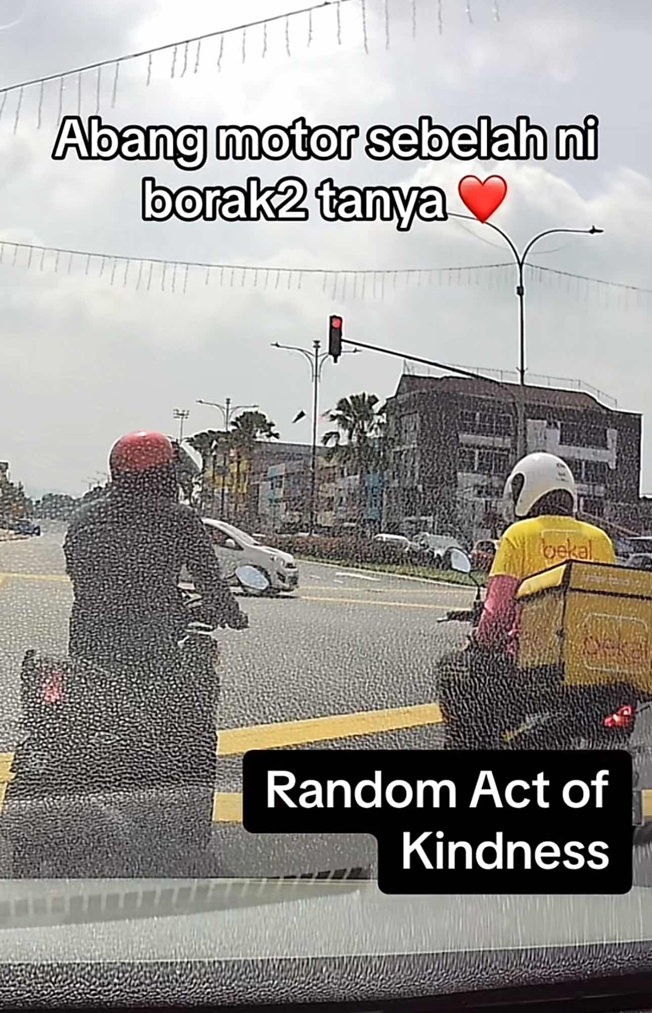 Kind m'sian gifts cash to p-hailing rider's kid, netizens touched | weirdkaya