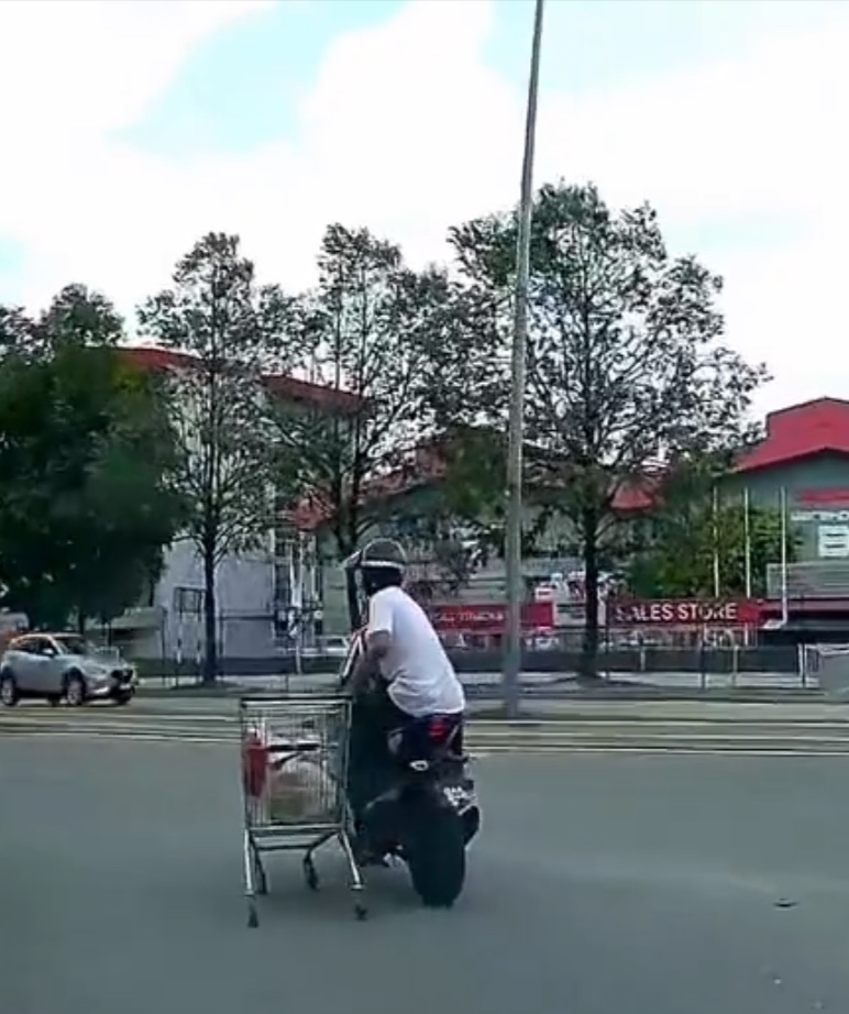 M’sians amused by 2 men carrying groceries in a trolley while on the motorcycle in subang jaya 