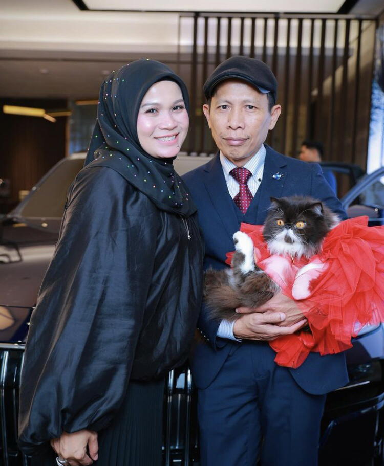 Haliza maysuri with husband and pet cat