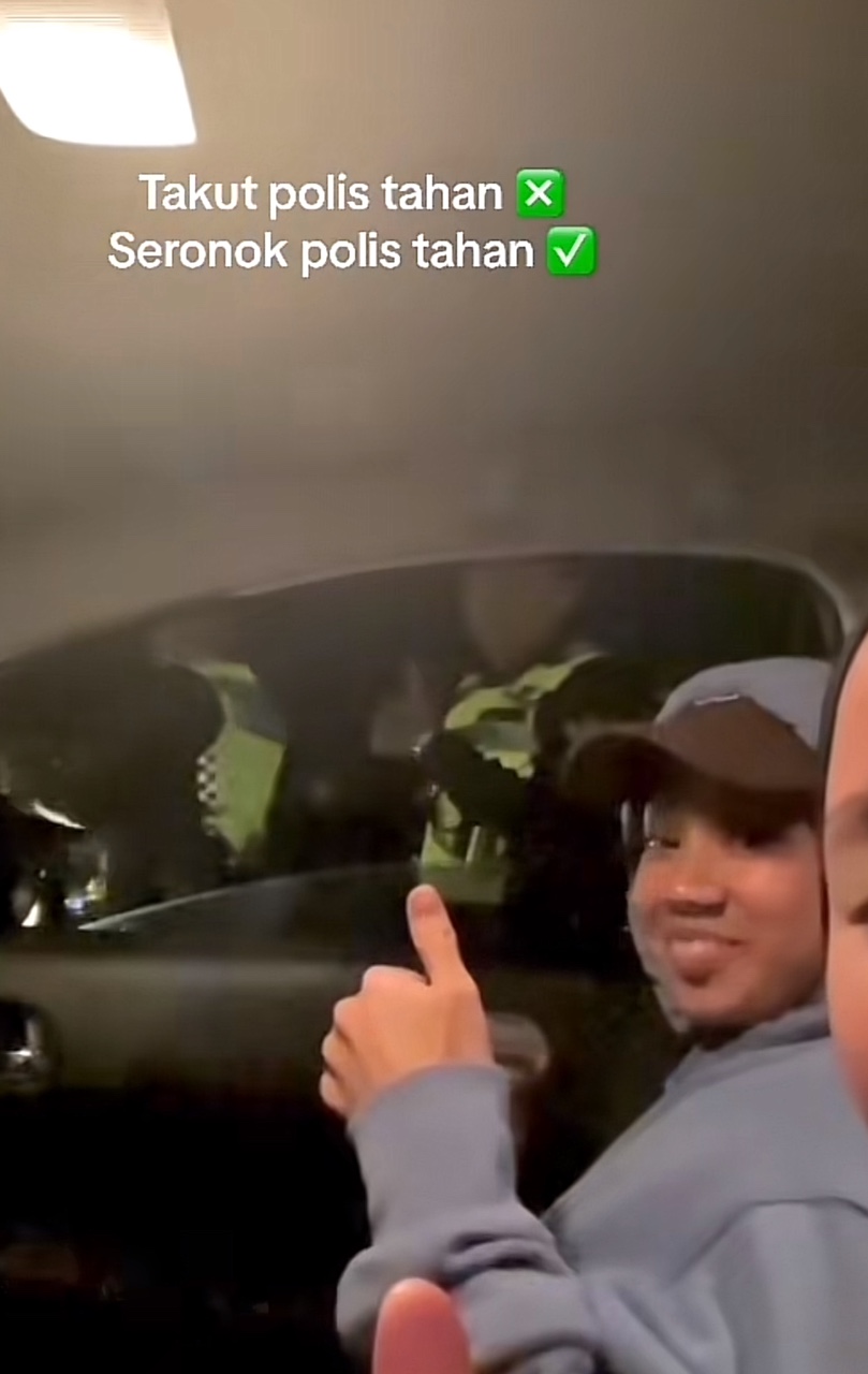 Msian woman shows thumbs up to the police officers after they checked her license
