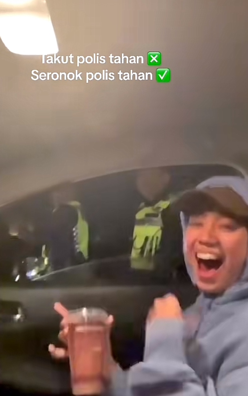 Msian woman excited to show her drivers license to the policeman