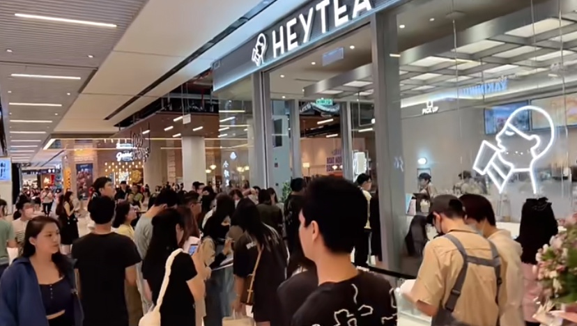 M'sians queue up to 2hrs for heytea's b1f1 at trx mall, one dad buys for pregnant daughter who was craving it | weirdkaya