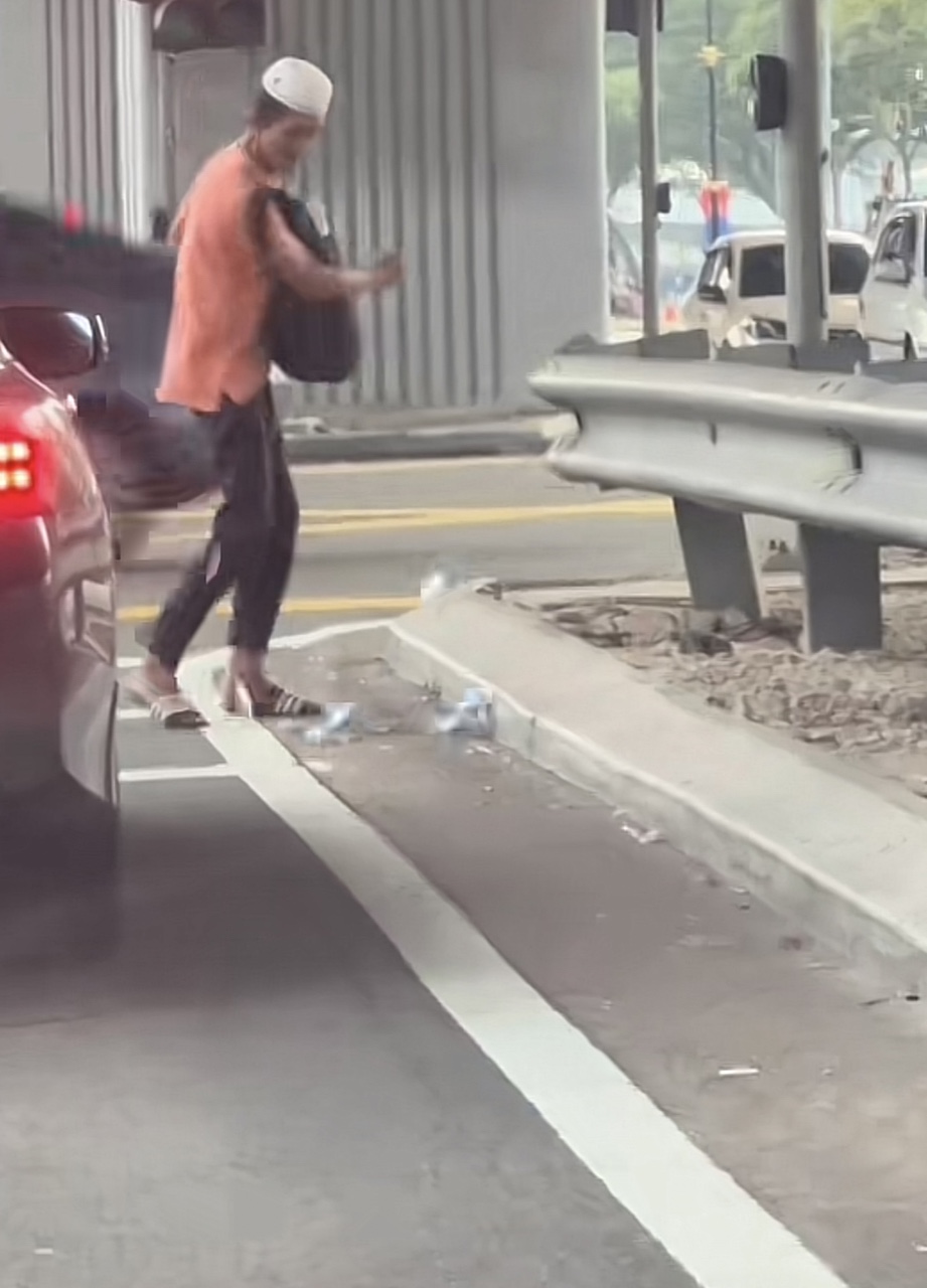 Mentally unstable man spotted angrily throwing his money on the road at traffic light | weirdkaya