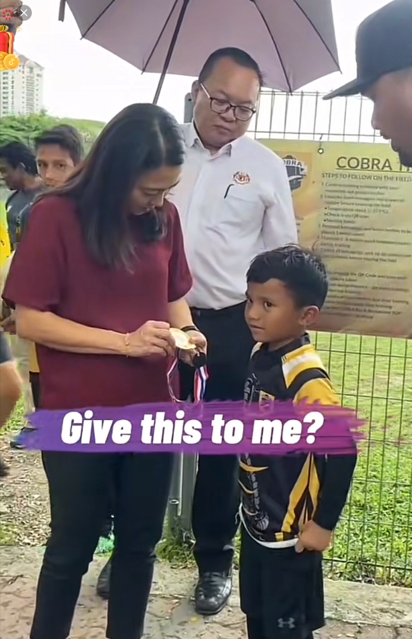 Adorable m'sian boy gifts medal to hannah yeoh and shyly asks her to support rugby | weirdkaya