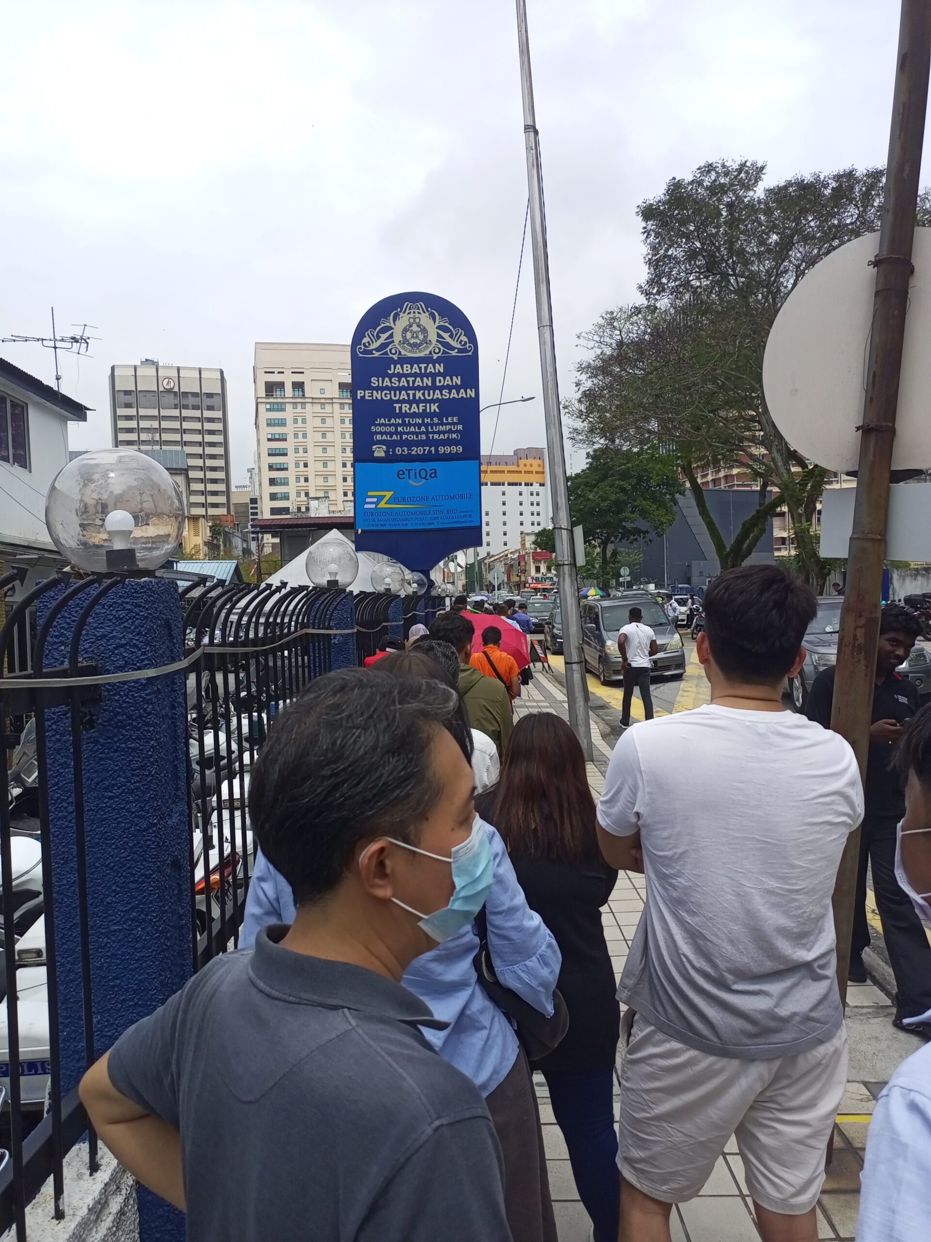 Long queues at jalan tun h s lee traffic station