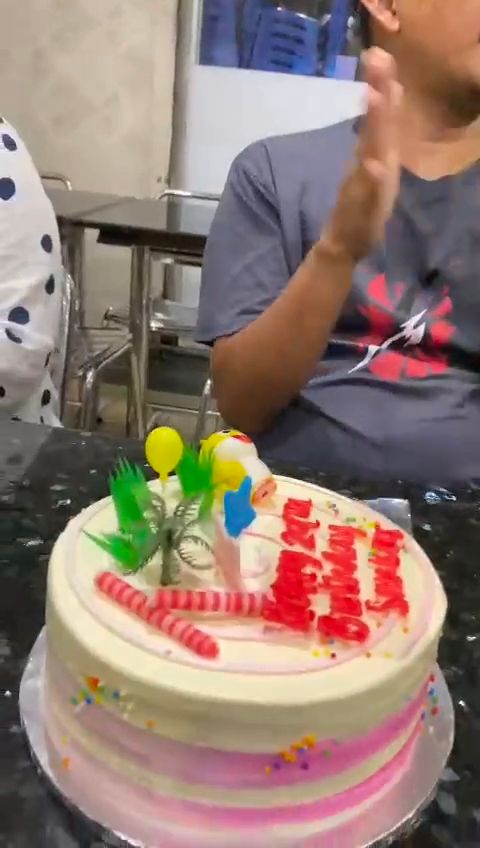 M'sian family surprises their favorite mamak waiter on his birthday,  draws tears from netizens