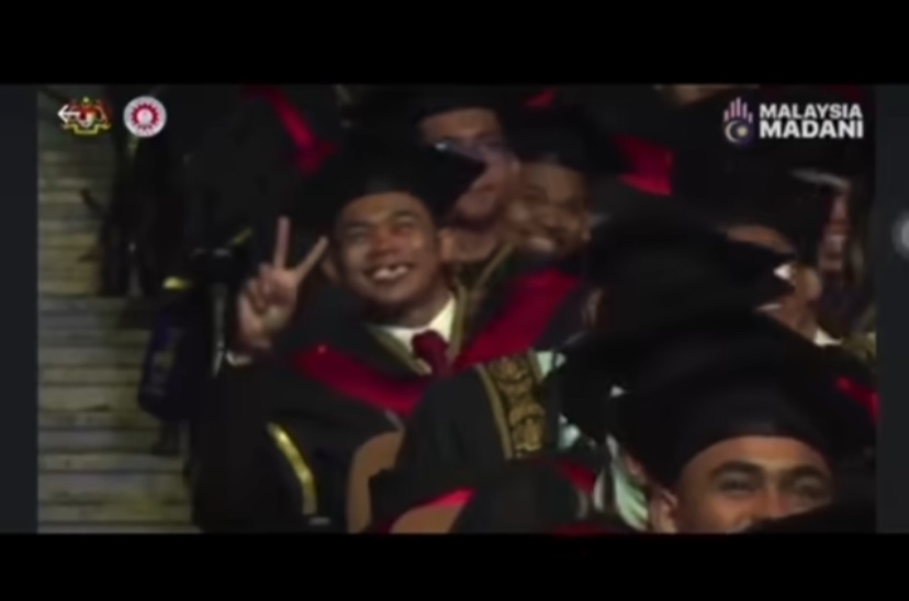 Johor student flashes toothless smile during convocation, apparently lost teeth in road accident | weirdkaya