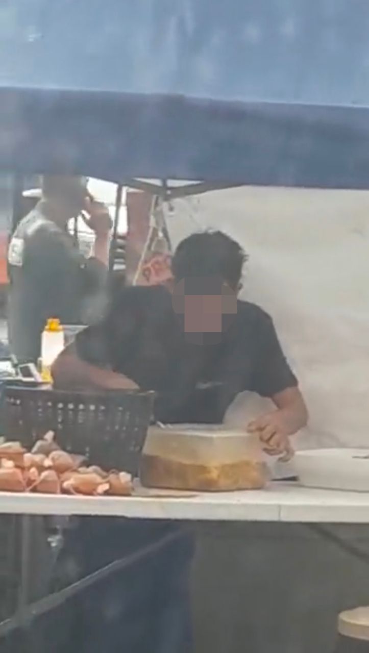 M'sian bazaar vendor allegedly spits into food, netizens left disgusted