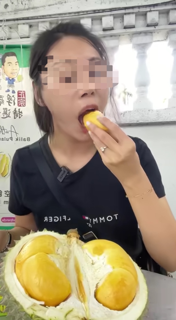 Chinese vlogger washes hands & drinks the water straight from durian shell in penang, leaves m'sians astonished | weirdkaya