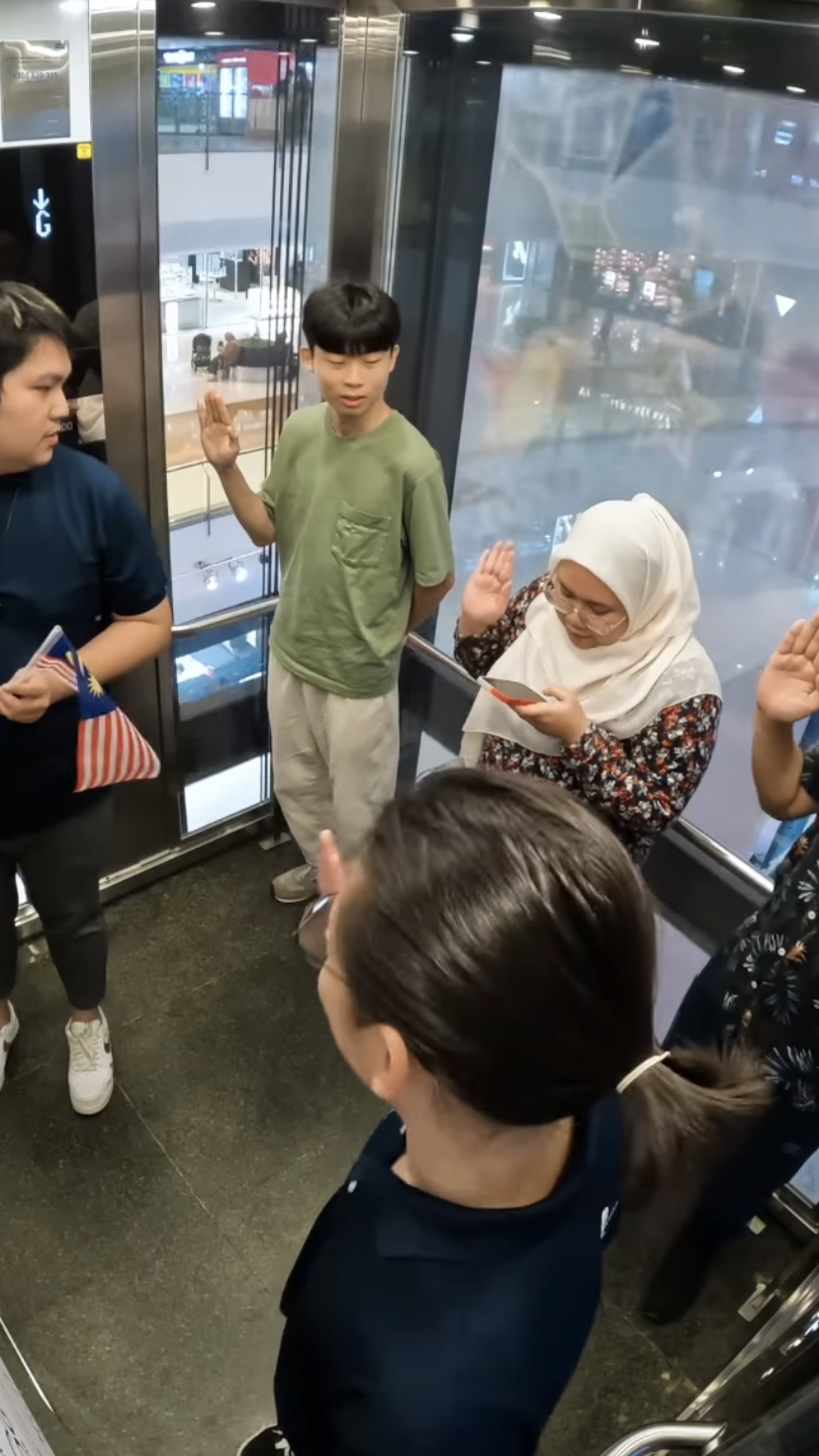 Social experiment at ioi city mall putrajaya tests whether m’sians remember rukun negara & negaraku | weirdkaya