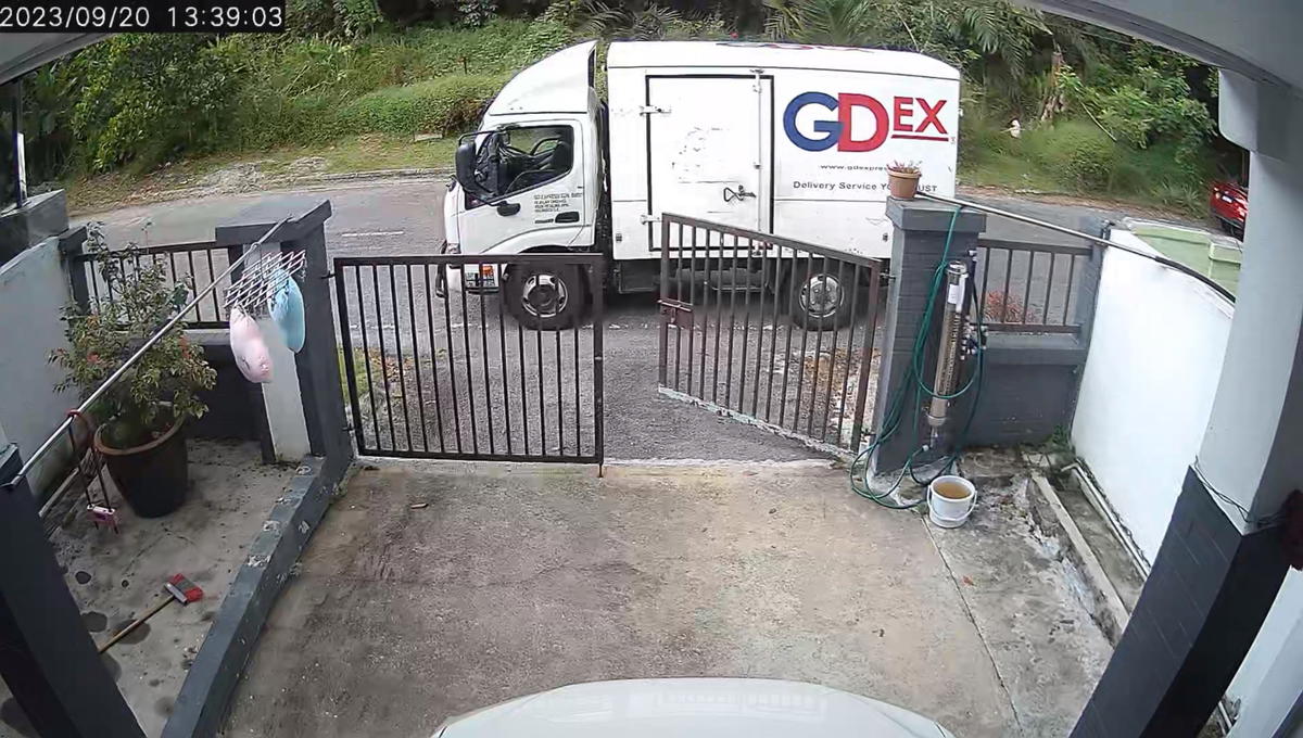 Johor gdex deliveryman praised for keeping customer's stuffed toys before it rained | weirdkaya