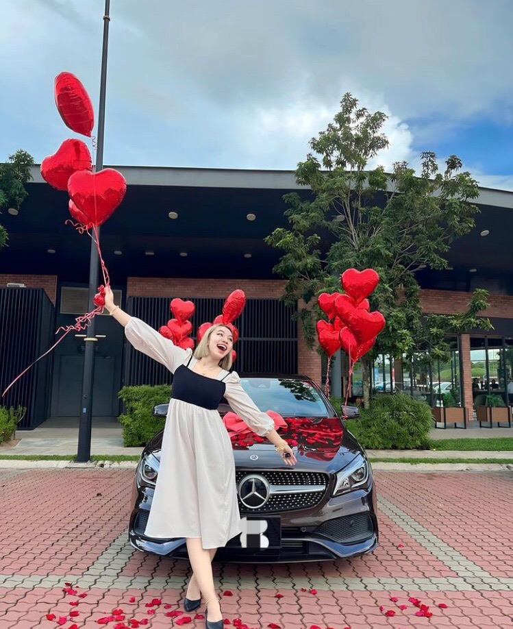 M'sian influencer buys rm170k mercedes with cash at just 19yo | weirdkaya