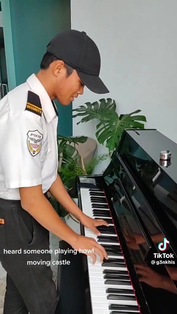 M'sian security guard wows netizens by playing howl's moving castle on library piano