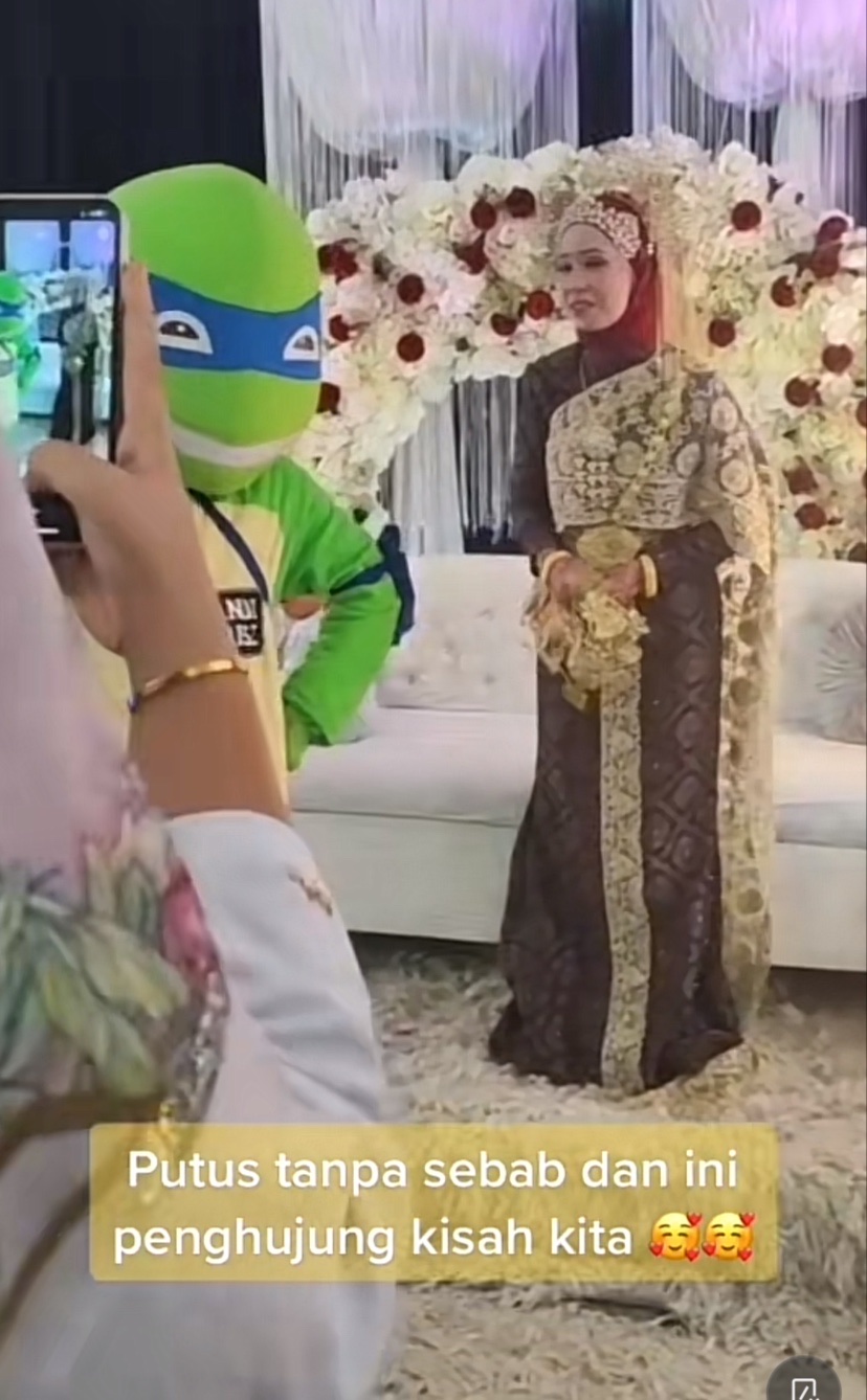 M'sian man attends wedding of ex-girlfriend while dressed as a 'ninja turtle' to wish the couple