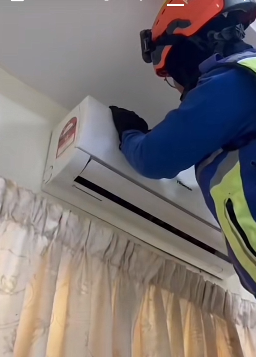 Brave female m’sian firefighter removes 6 snakes which hid inside aircond due to hot weather | weirdkaya
