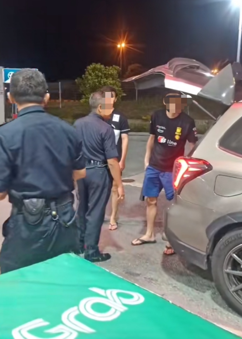 S'porean duo goes amok after food delivery rider allegedly exposed them for filling barrel with petrol in jb | weirdkaya
