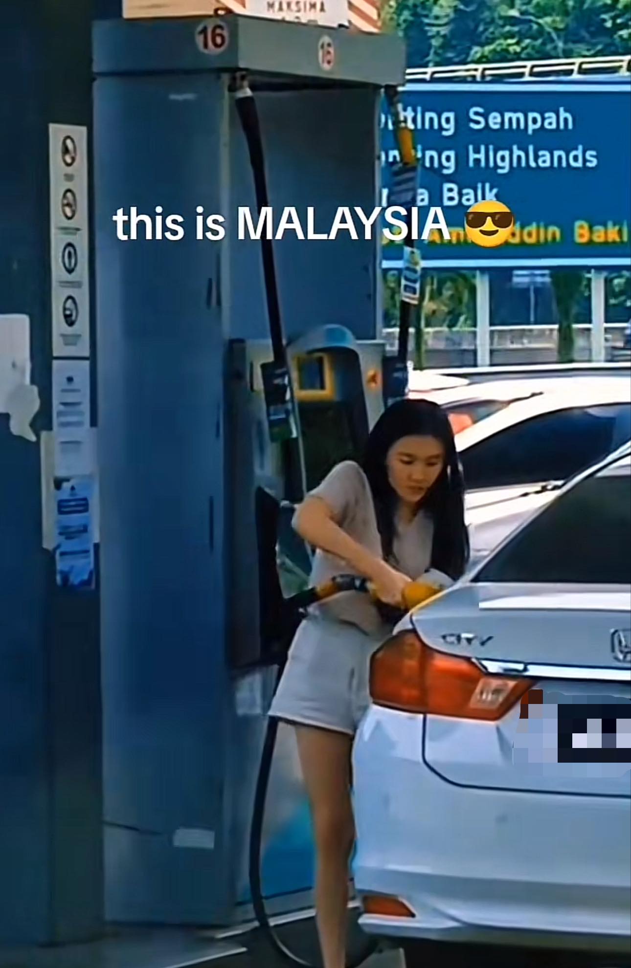 M'sian man gives remainder of his petrol to another driver, gets praised for his generosity