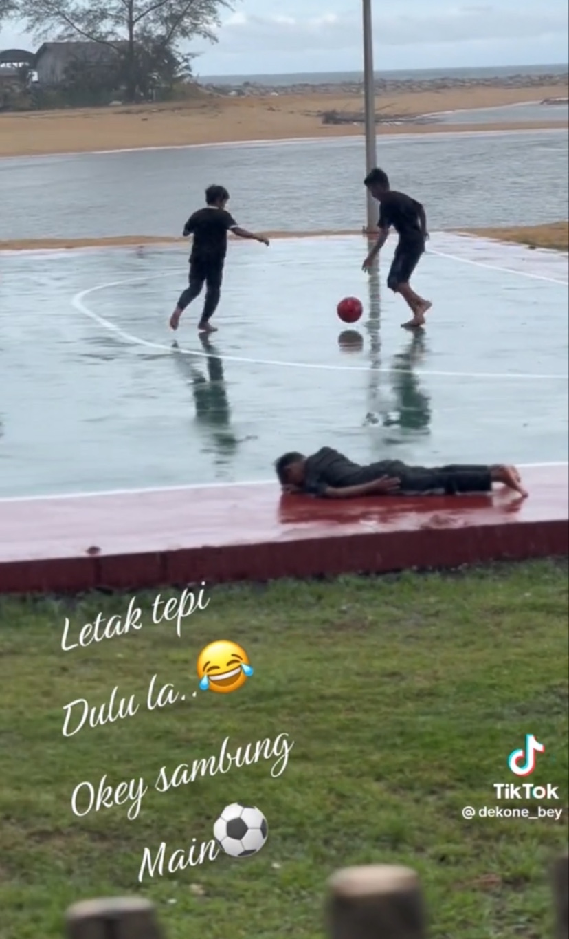 These m'sian boys put aside injured friend & happily continue playing football, leaves netizens amused