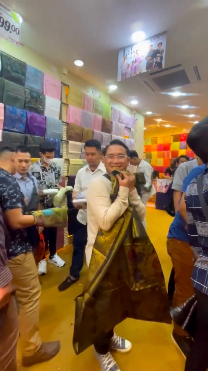 Chef khairul aming treats staff with rm3,000 bonus, raya shopping spree & poolside buffet