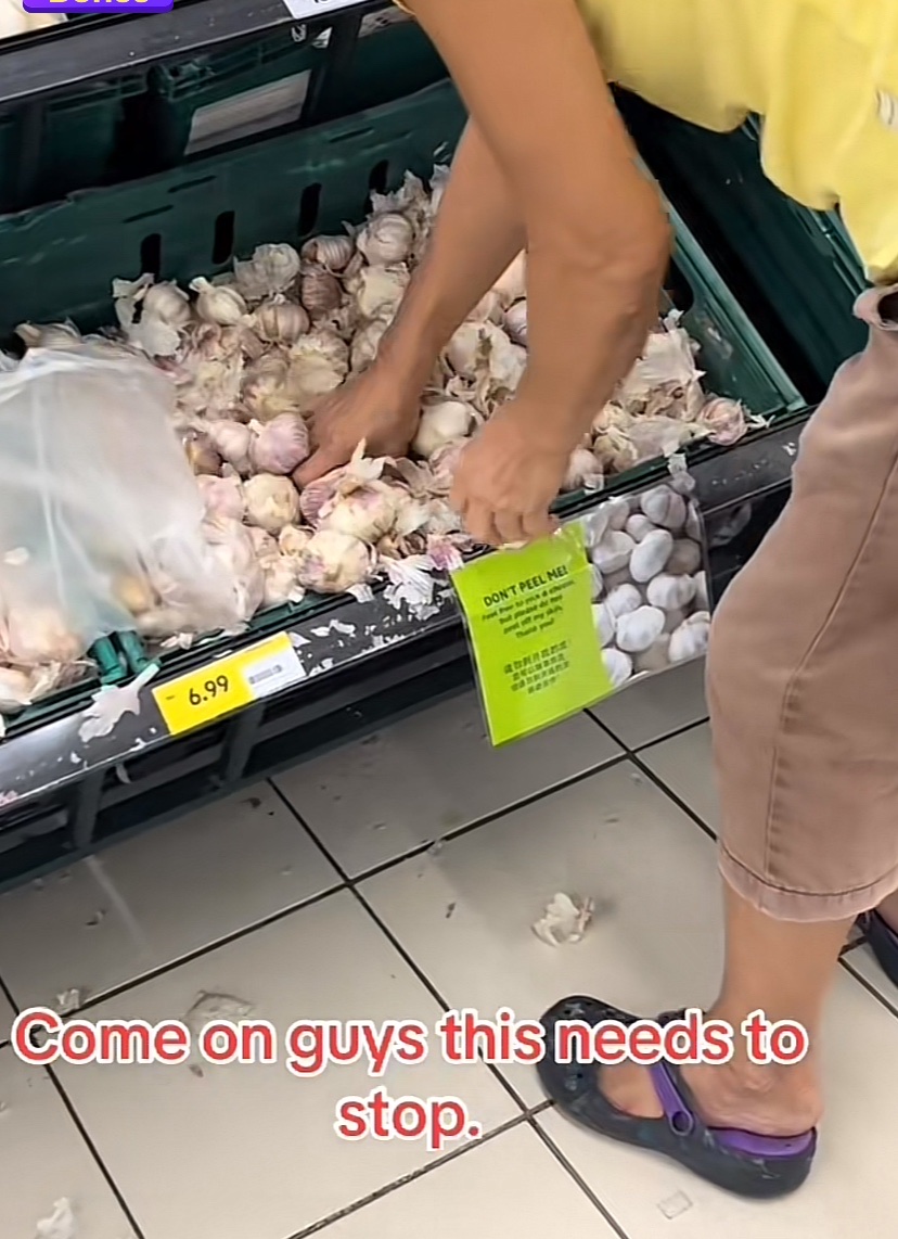 Elderly m'sian lady peels garlic at supermarket, get called out for ignoring sign | weirdkaya