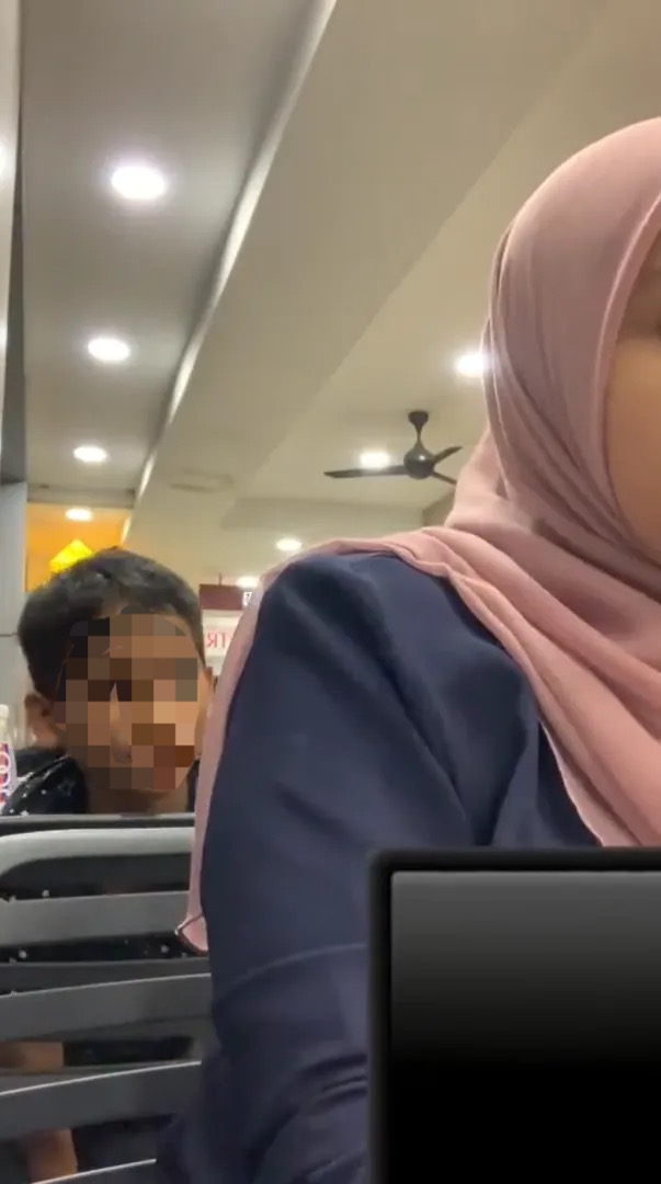 “oi babi! ” — young boy harasses m’sian woman who refused to give him duit raya
