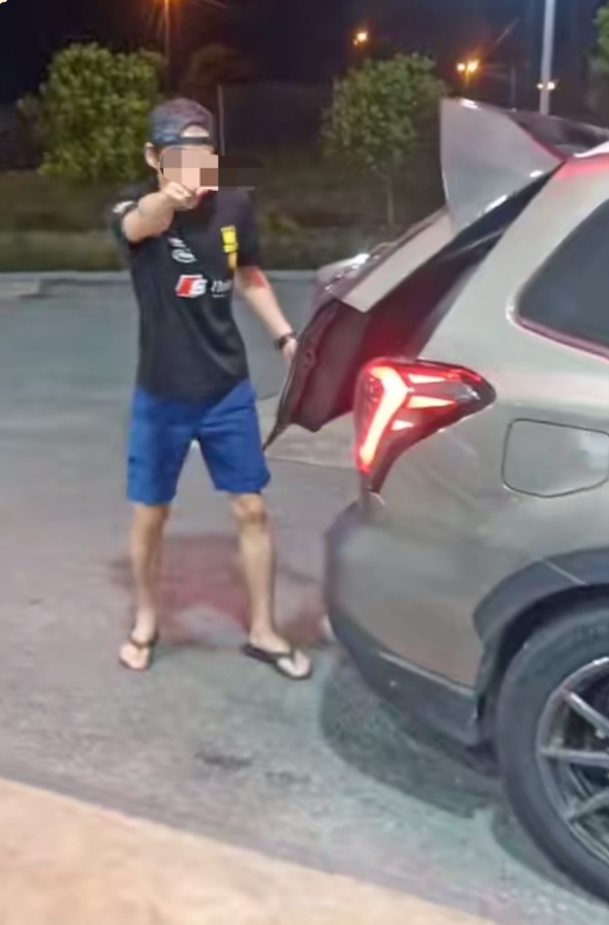 Clip showing s'porean duo filling petrol at jb was for go-kart and not a car, say police | weirdkaya