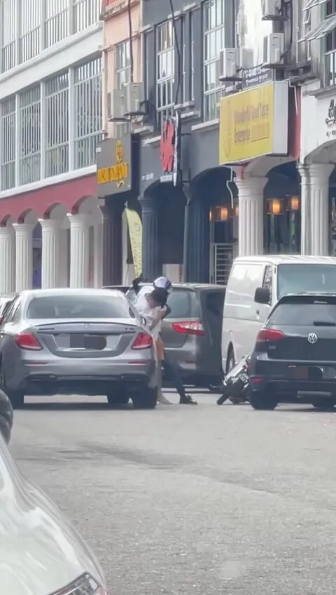 M'sian man and officer punching each other