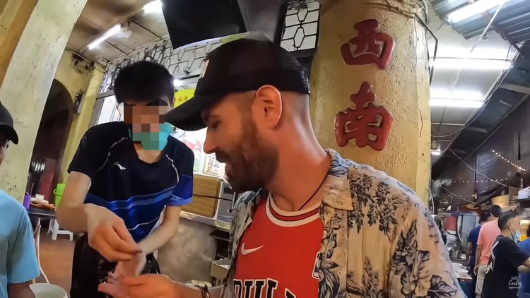 Penang waiter gives tourist back his change