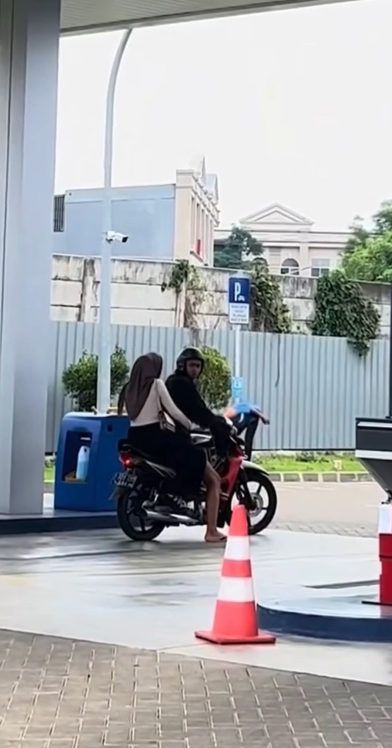 Man annoyed after her partner sat on a different man's bike