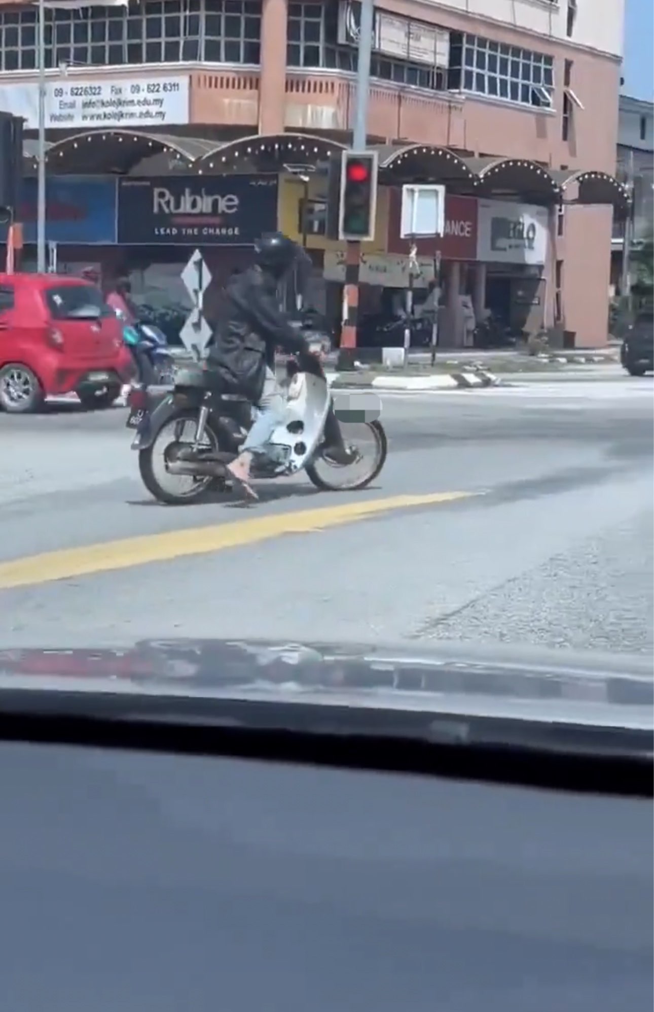 M'sian man seen waving fake gun near traffic light in terengganu | weirdkaya