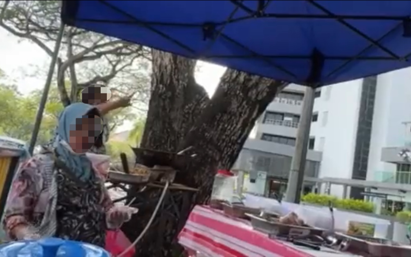 Makcik threatens fellow vendor for selling nasi lemak beside her stall in ttdi