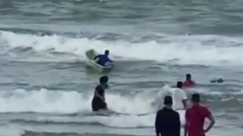 14yo m'sian boy paddles against strong currents to save drowning girl in t'gganu