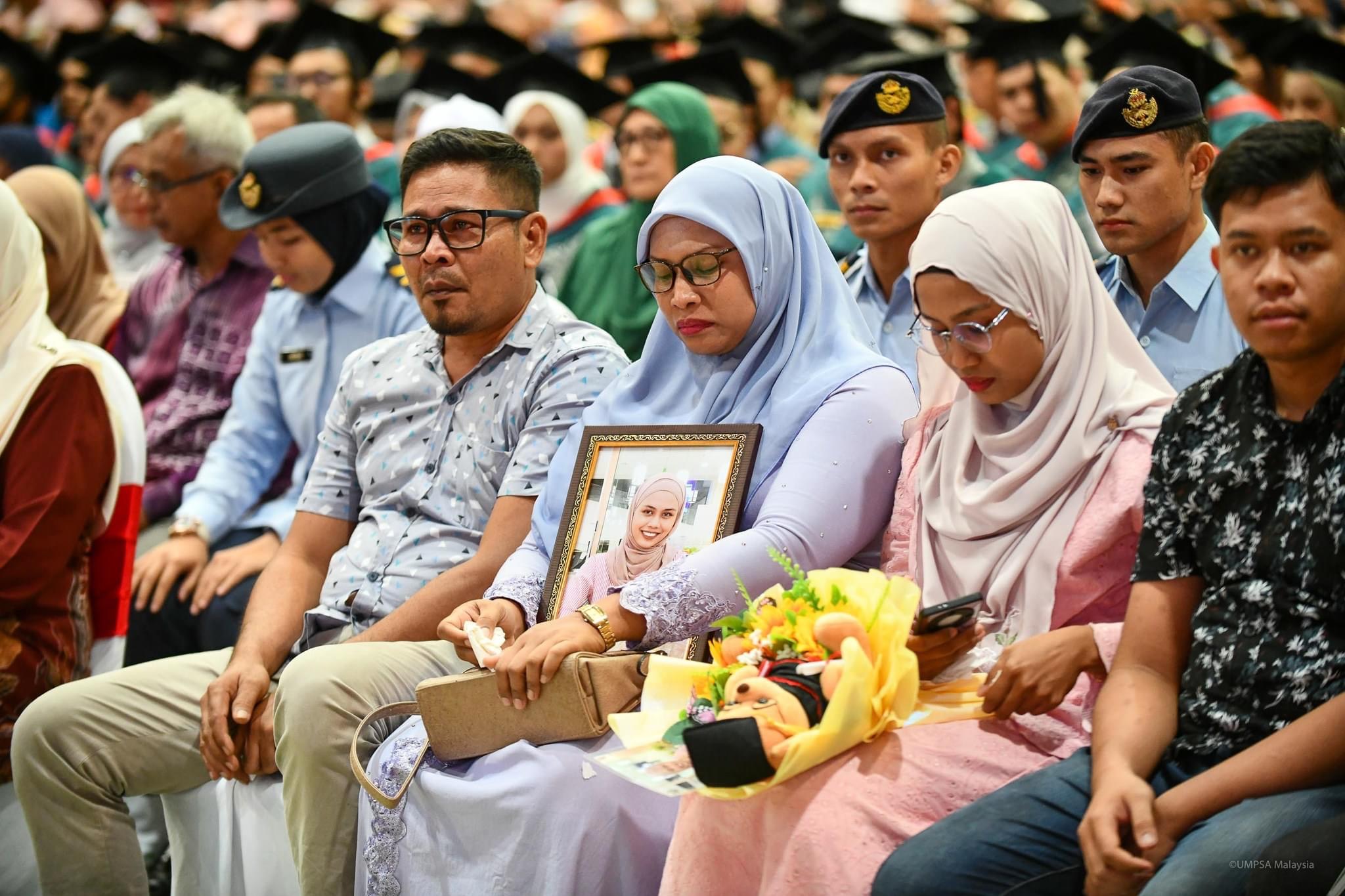 M'sian parents collect degree on behalf of their daughter who was killed in an accident 3 weeks ago | weirdkaya