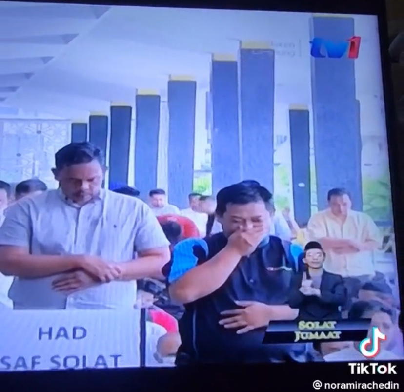 M'sian man blushes upon noticing camera during friday prayers & becomes an internet sensation