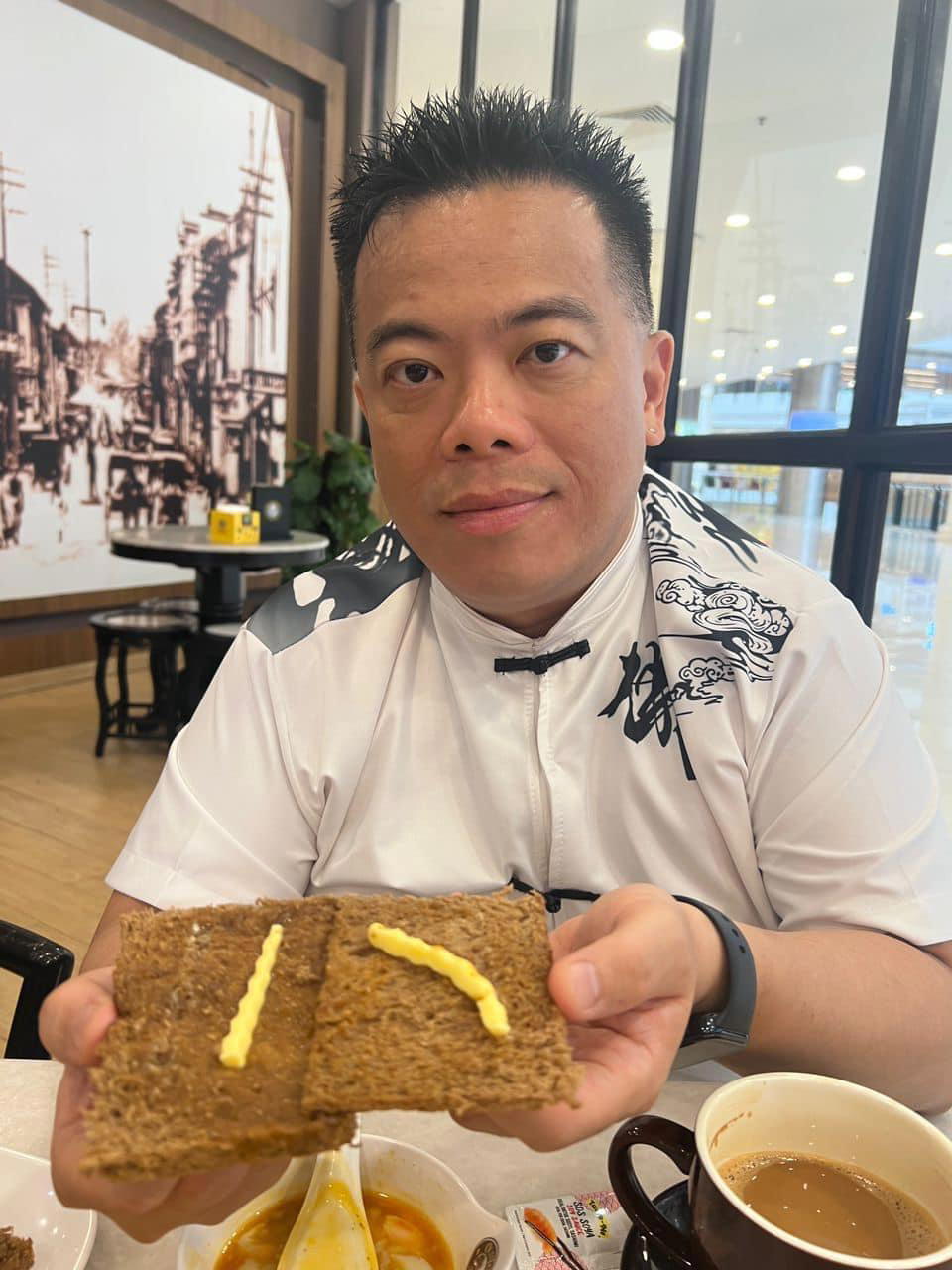 M'sian disappointed with old town's 'pathetic' rm6 kaya butter toast that came with 2 butter strips and almost no kaya | weirdkaya