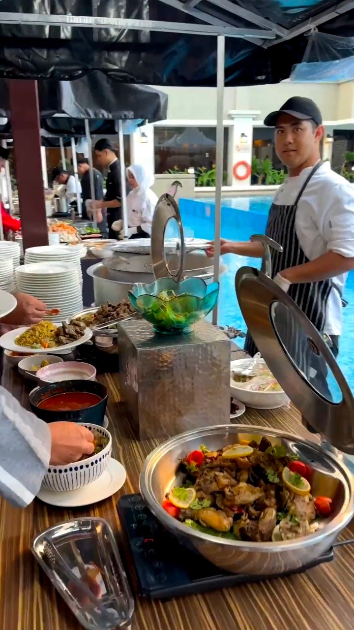 Chef khairul aming treats staff with rm3,000 bonus, raya shopping spree & poolside buffet