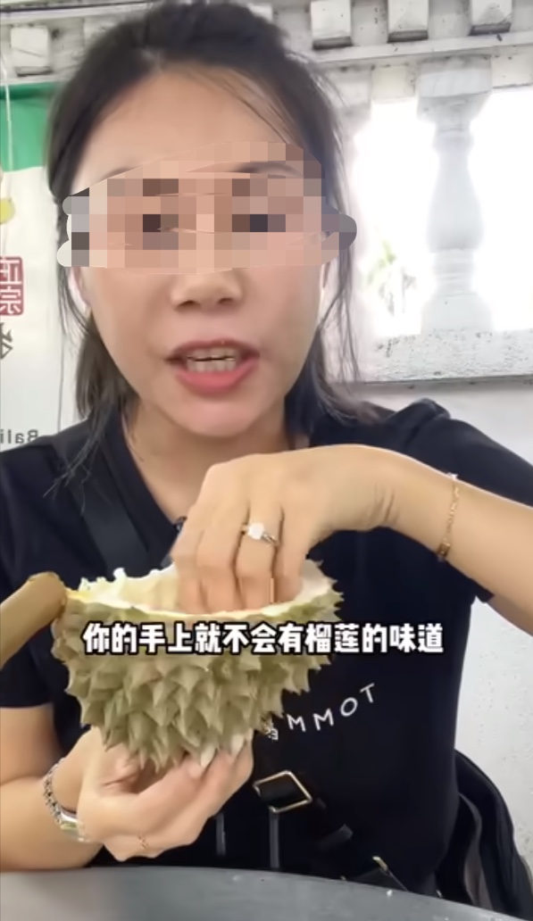 Chinese vlogger washes hands & drinks the water straight from durian shell in penang, leaves m'sians astonished | weirdkaya