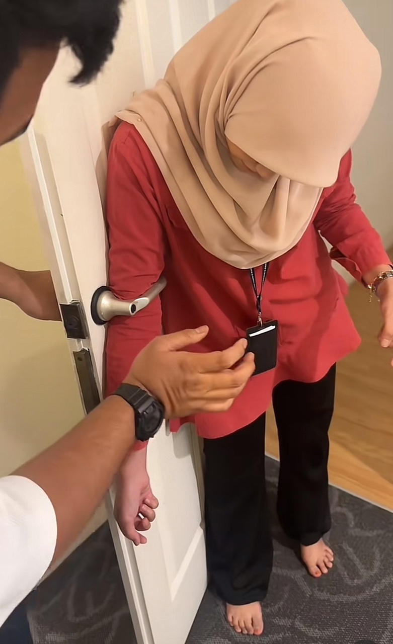 M'sian woman finds herself in a sticky situation after hand gets stuck into a door handle