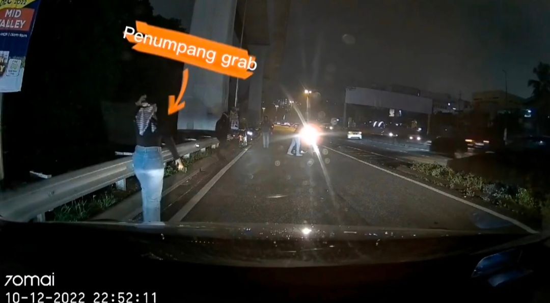 E-hailing driver stops to help motorcyclists in accident, accidentally leaves passenger behind