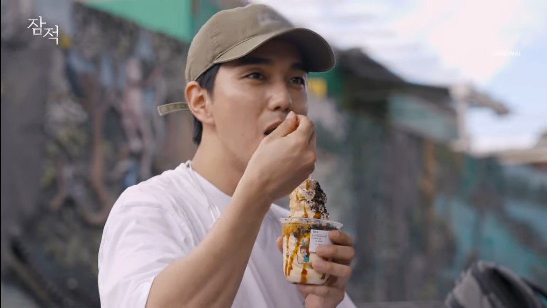 South korean actor  yoo seung ho eating gula apong ice cream