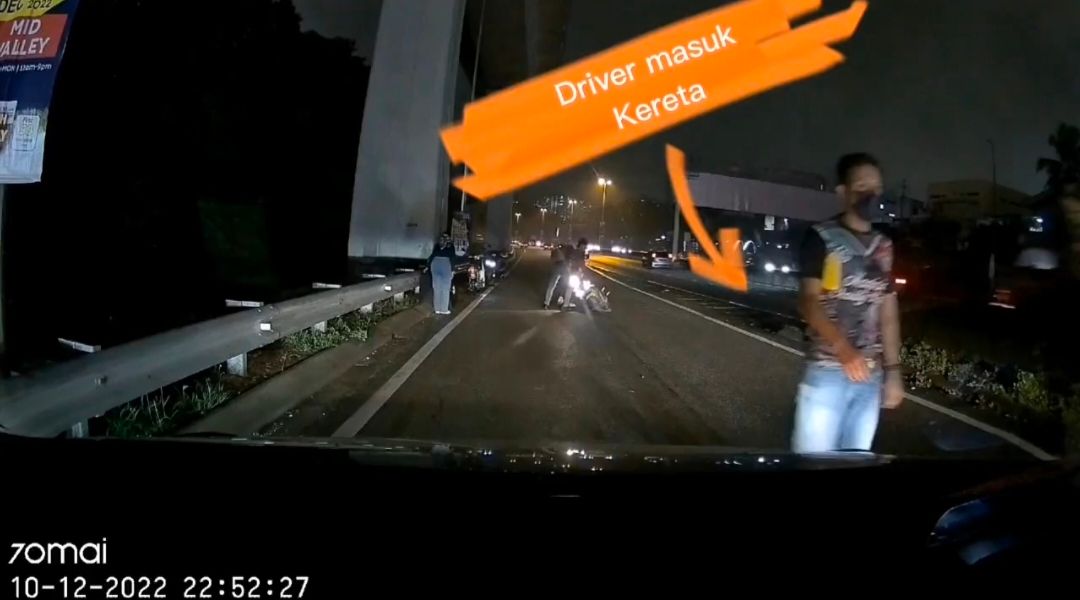 E-hailing driver stops to help motorcyclists in accident, accidentally leaves passenger behind