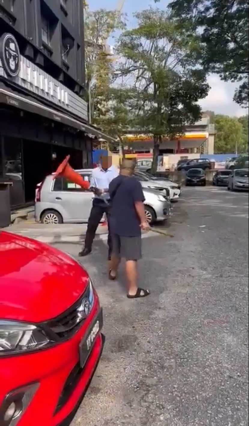 2 m'sian men fight each other with safety cone and rod at parking lot in kl