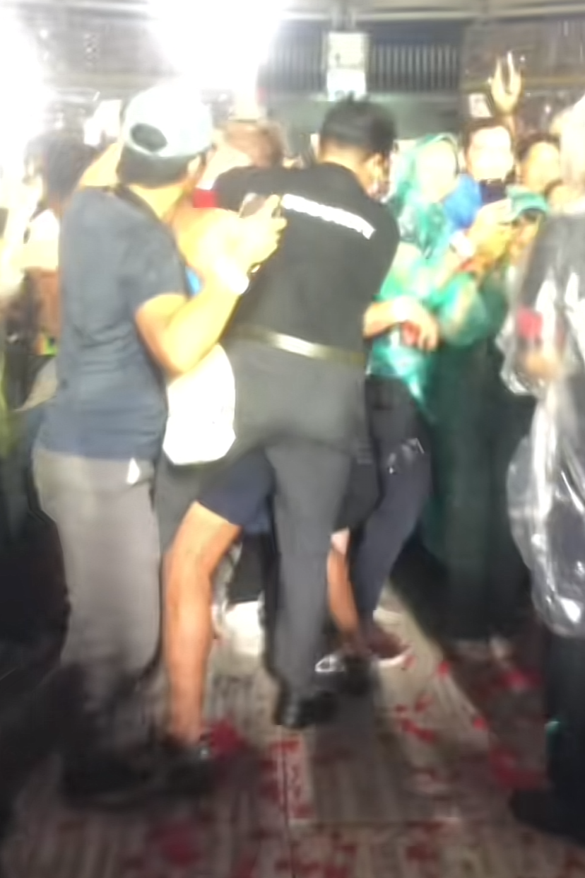 Mat salleh tries to cut queue in order to get near the stage at coldplay concert, also punches local concertgoer | weirdkaya