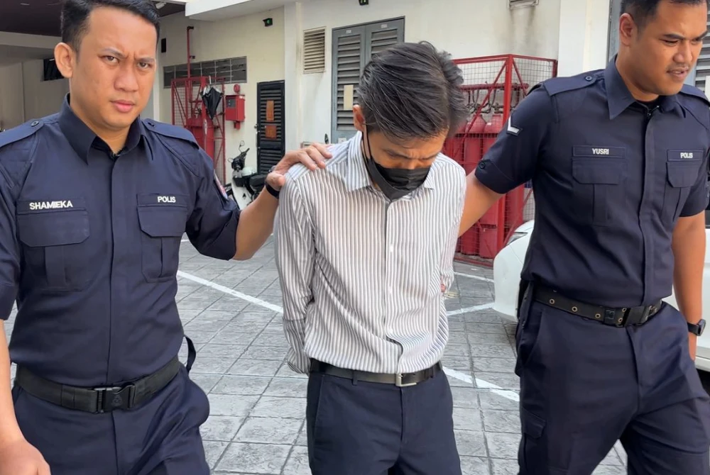 Lau Teik Hwa escorted by police