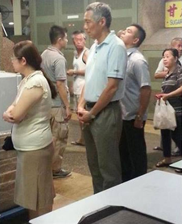 Lee hsien loong queuing up for fried chicken wing