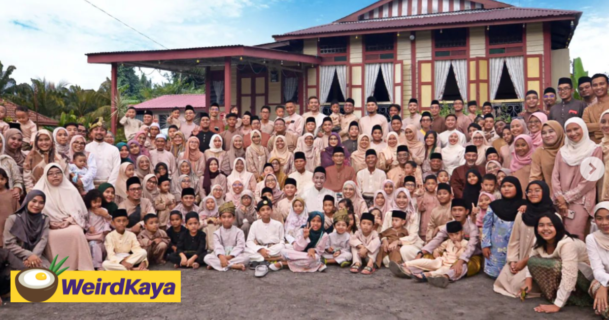 Can you believe it? Over 100 pax in this photo, they're all from one family gathering together for raya!   | weirdkaya