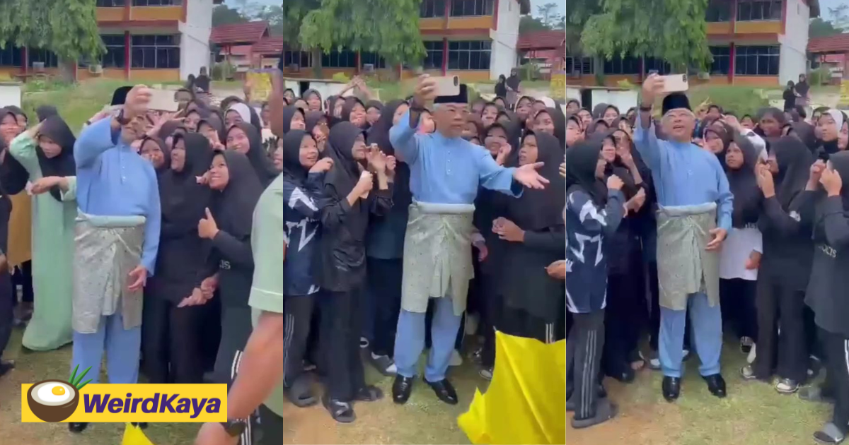 Agong takes selfies with pahang students & it's the most adorable thing ever | weirdkaya