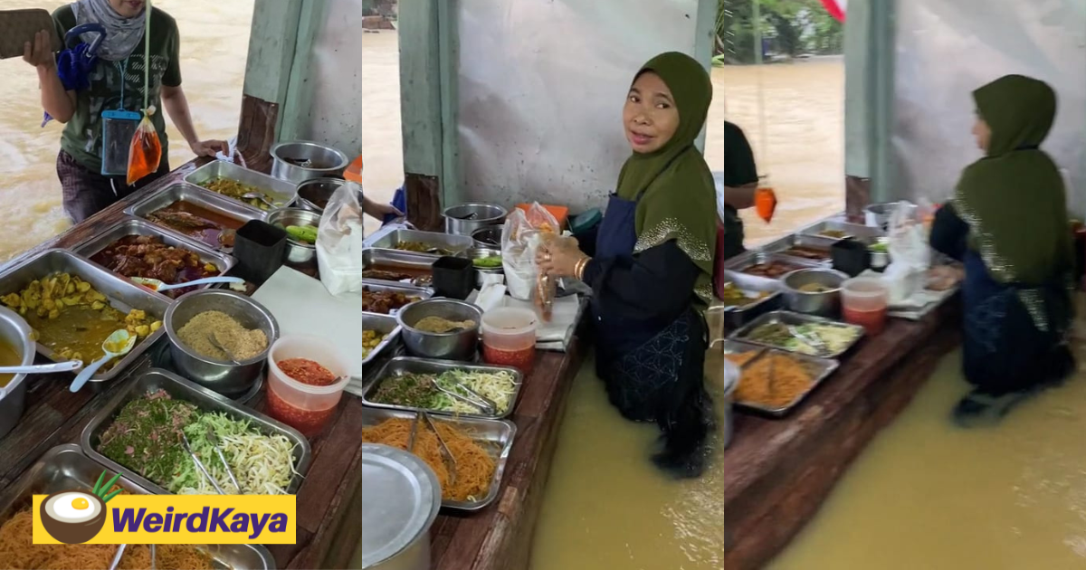 Netizens amazed by woman who still opened nasi kerabu stall despite being knee-deep in floodwater | weirdkaya