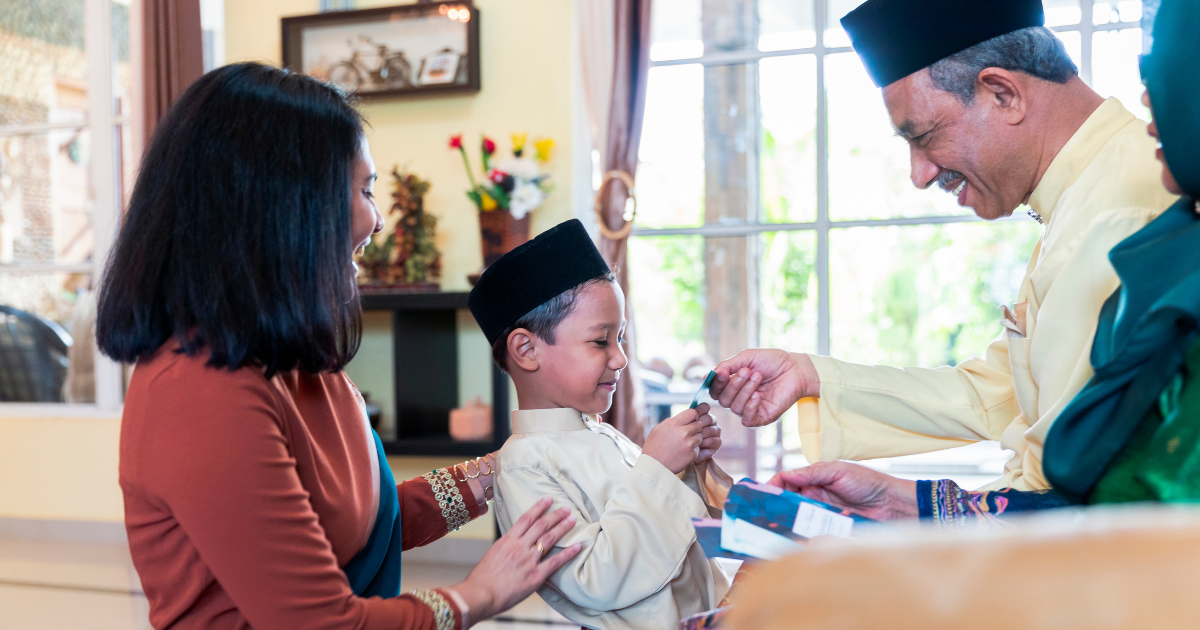 Man gives out duit raya to a kid