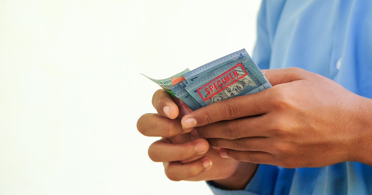 Man holding ringgit notes